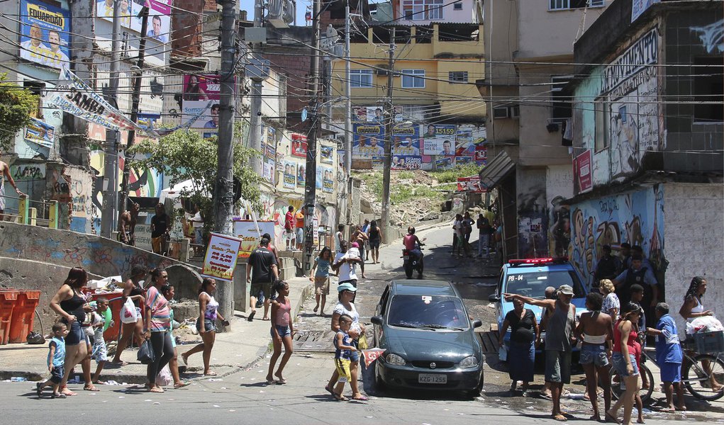O Disque-Denúncia informou que enviou um alerta ao comando da Polícia Militar (PM) informando sobre a possibilidade de um ataque de criminosos a PMs do Complexo do Alemão; conforme o recado do Disque Denúncia, um grupo de 17 traficantes "fortemente armados" estaria planejando ataques contra as UPPs; quatro policias ficam feridos