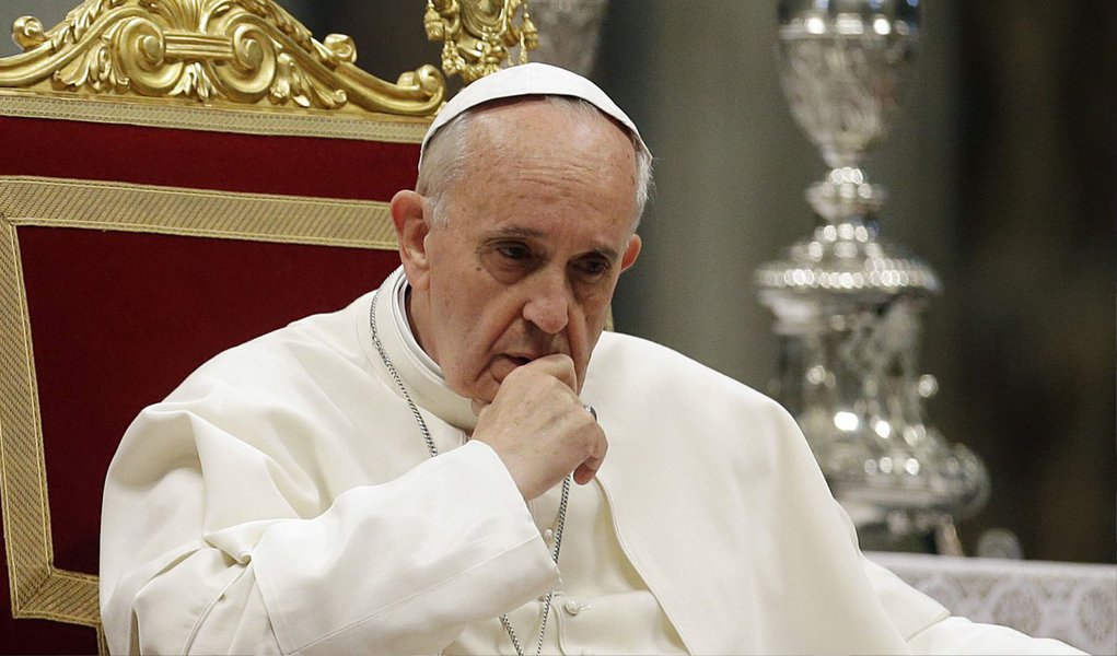 Prestes a divulgar a mensagem papal mais contestada em meio século, Francisco disse nesta quarta-feira que todos deveriam ajudar a salvar "nosso planeta arruinado" e pediu aos críticos que leiam sua encíclica com boa vontade; no documento de 192 páginas, ele entra de cabeça na polêmica sobre a mudança climática, o que lhe rendeu a ira dos conservadores céticos