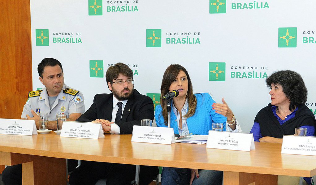 O governo de Brasília retomará o processo de desobstrução dos cerca de 80 km da orla do Lago Paranoá, que havia sido suspenso em abril de 2015 por decisão judicial; em 21 de julho, o TJDFT confirmou a validade do acordo entre o Executivo local e o Ministério Público do DF e Territórios (MPDFT) para cumprir sentença de 2011; "Vamos fazer o que a Justiça determinou e liberar os acessos às margens", afirma a presidente da Agência de Fiscalização do DF (Agefis), Bruna Pinheiro; na operação, a autarquia vai retirar cercas, muros e objetos que impeçam as pessoas de circular na faixa de 30 metros ao redor do reservatório