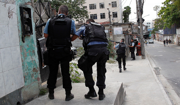 Confrontos armados em três comunidades da zona oeste da cidade do Rio de Janeiro deixaram mais de 3 mil estudantes sem aulas; de acordo com a Secretaria Municipal de Educação, quatro escolas e duas creches, que juntas atendem a quase 3 mil alunos, tiveram seu funcionamento prejudicado