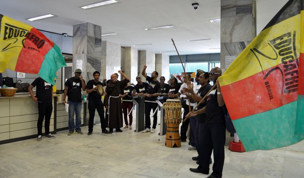 Cerca de vinte manifestantes da Fundação Educafro ocuparam hoje pela manhã a entrada de serviço do Ministério da Fazenda; os manifestantes se acorrentaram no interior do prédio e dizem que só deixarão o local após serem recebidos pelo ministro Joaquim Levy; eles querem que o ministro dê garantias de que serão providenciados mais recursos para a educação do país