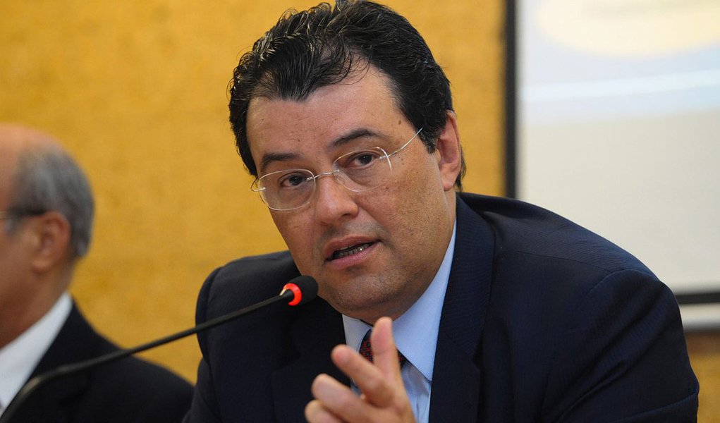 Ministro de Minas e Energia, Eduardo Braga, disse que espera ter solução na próxima semana para o descasamento do fluxo de caixa da Conta de Desenvolvimento Energético (CDE) e que isso não envolverá recursos do Tesouro Nacional, empréstimo bancário ou repasse a tarifas pagas pelo consumidor; "Estamos discutindo de que forma podemos alongar sem que haja impacto (em tarifas) ou repasse do Tesouro. Ainda não conseguimos chegar à conclusão, mas estamos já com encaminhamento disso e teremos solução na próxima semana", disse;  governo brasileiro acumula mais de R$ 7 bilhões de reais em pagamentos atrasados a 121 empresas de geração e distribuição de energia elétrica