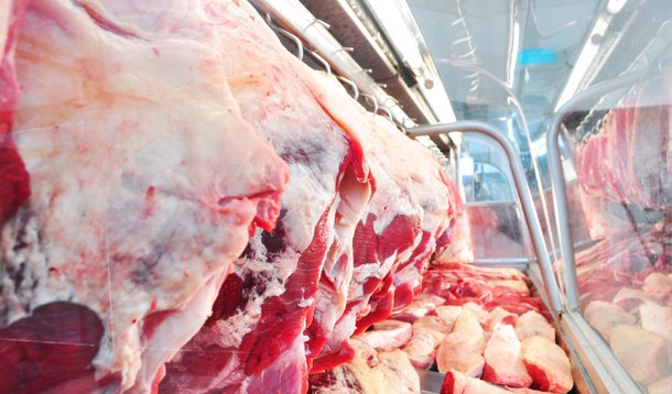 O Itamaraty comunicou nesta quinta (26) que as autoridades sanitárias da África do Sul confirmaram a reabertura de seu mercado às exportações de carne bovina desossada brasileira, após esforços em conjunto dos ministérios da Agricultura, Pecuária e Abastecimento e das Relações Exteriores (MRE); em nota, a pasta informa ainda que “o governo brasileiro recebeu com grande satisfação a decisão”; medida permitirá normalizar o comércio de carne bovina desossada entre os dois países, impactada por embargos impostos pelas autoridades sul-africanas em 2005
