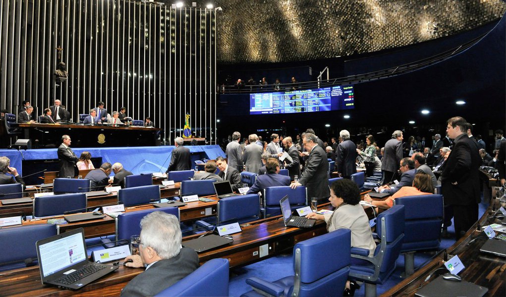 O Senado aprovou nesta quarta (1º) proposta que estabelece a aposentadoria compulsória dos servidores públicos aos 75 anos; pela regra atual, essa aposentadoria se dá aos 70 anos; a mudança atinge todos os servidores públicos da União, dos estados, do Distrito Federal e dos municípios; matéria tramitava em regime de urgência e recebeu 59 votos favoráveis e 5 contrários; agora, o texto segue para análise da Câmara