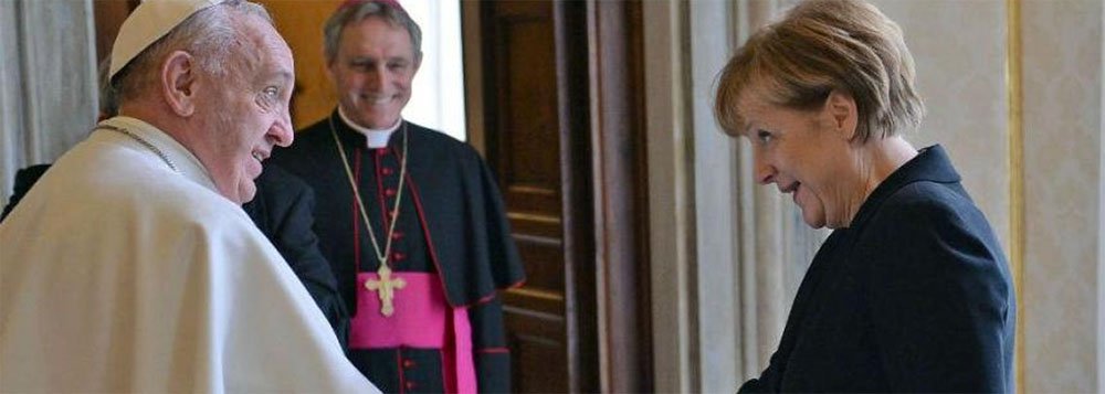 A chanceler alemã, Angela Merkel, encontrou-se neste sábado (21) com o papa Francisco, com quem discutiu o conflito armado na Ucrânia; segundo o Vaticano, Merkel e Francisco “sublinharam a necessidade de uma solução pacífica para o conflito ucraniano”; “Somos amigos da Rússia e da Ucrânia. A situação é muito difícil, mas não podemos permitir que a guerra se imponha”, afirmou o fundador da comunidade católica de Santo Egídio, Andrea Riccardi, visitada por Merkel