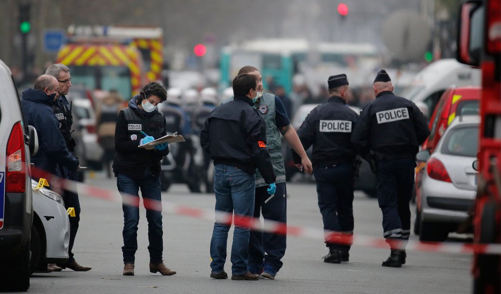 A polícia está à procura de dois irmãos da região de Paris e de um homem da cidade de Reims, no nordeste do país, todos cidadãos franceses, pelo atentado desta quarta-feira contra a revista semanal satírica Charlie Hebdo, disse uma autoridade policial e uma fonte do governo; entre os três estão dois irmãos com idades entre 32 anos e 34 anos, bem como um homem com 18 anos, disse a fonte do governo à Reuters