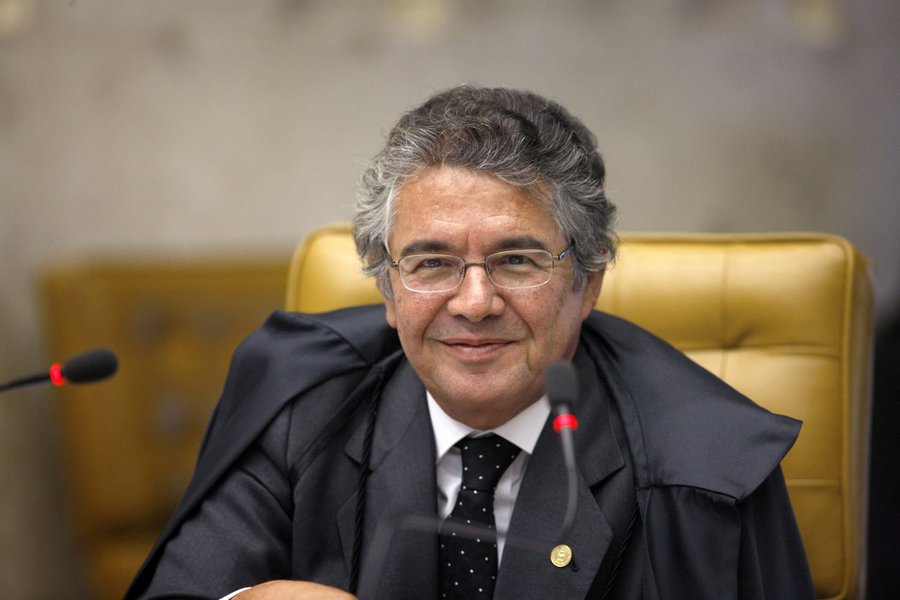 O ministro Marco Aurélio Mello completa exatos 25 anos de Supremo Tribunal Federal neste sábado; em entrevista ao portal Consultor Jurídico, ele falou sobre os julgamentos mais importantes de que participou e sobre que conselhos dá aos novos integrantes da corte; "Entregar-se de corpo e alma a essa missão sublime que é a missão de atuar como Estado-juiz em conflitos envolvendo os semelhantes. A ponderação que eu faço é única: atue com pureza d’alma. Com a consciência limpa. Não ocupamos aqui no Supremo cadeira voltada a relações publicas. E quem chega ao Supremo e ocupa uma cadeira não pode almejar, como servidor dos semelhantes, outro cargo"