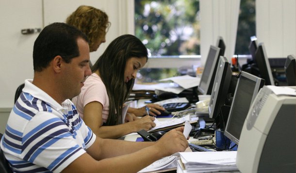 A aplicação de R$ 441 milhões, em 2015, na implementação de reajustes para o funcionalismo do estado, é uma das medidas adotadas pelo governador Flávio Dino para valorizar os servidores; mais de 90 mil servidores foram contemplados com a aplicação do piso nacional do magistério, a implantação da última parcela do Plano Geral de Cargos, Carreiras e Salários, o reajuste do salário mínimo e a readequação salarial dos servidores da Segurança Pública; no caso dos professores, por exemplo, houve um reajuste de 13,01% o piso dos profissionais da educação básica, contemplando mais de 41 mil profissionais