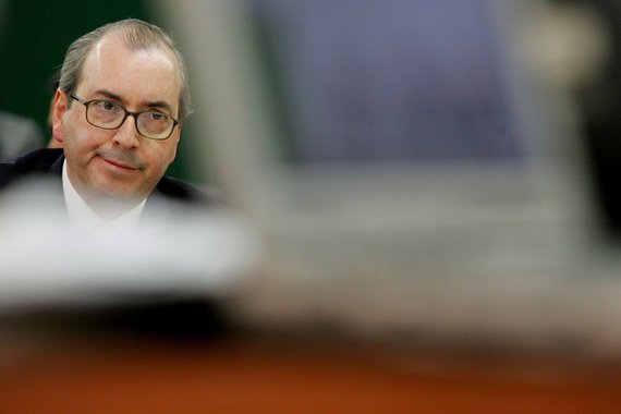 Um dos parlamentares mais polêmicos do País, o carioca Eduardo Cunha (PMDB-RJ), favorito na disputa para a presidência da Câmara dos Deputados, fez um movimento que pode torná-lo o 'queridinho' de grupos de mídia como Globo, Folha, Abril e Estado de S. Paulo, ligados às famílias que gostariam de concentrar a informação em suas mãos; “Quero reafirmar que seremos radicalmente contrários a qualquer projeto que tente regular de qualquer forma a mídia”, disse ele no Twitter; com essa postura, ele pode até virar santo nas páginas de jornais e revistas
