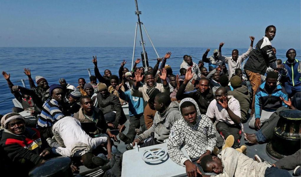 Eles foram retirados de cinco barcos de madeira no Mediterrâneo neste sábado e havia relatos de que ao menos outras sete embarcações estavam no mar, informaram a guarda costeira italiana e a organização privada de ajuda aos imigrantes Migrant Offshore Aid Station (Moas)