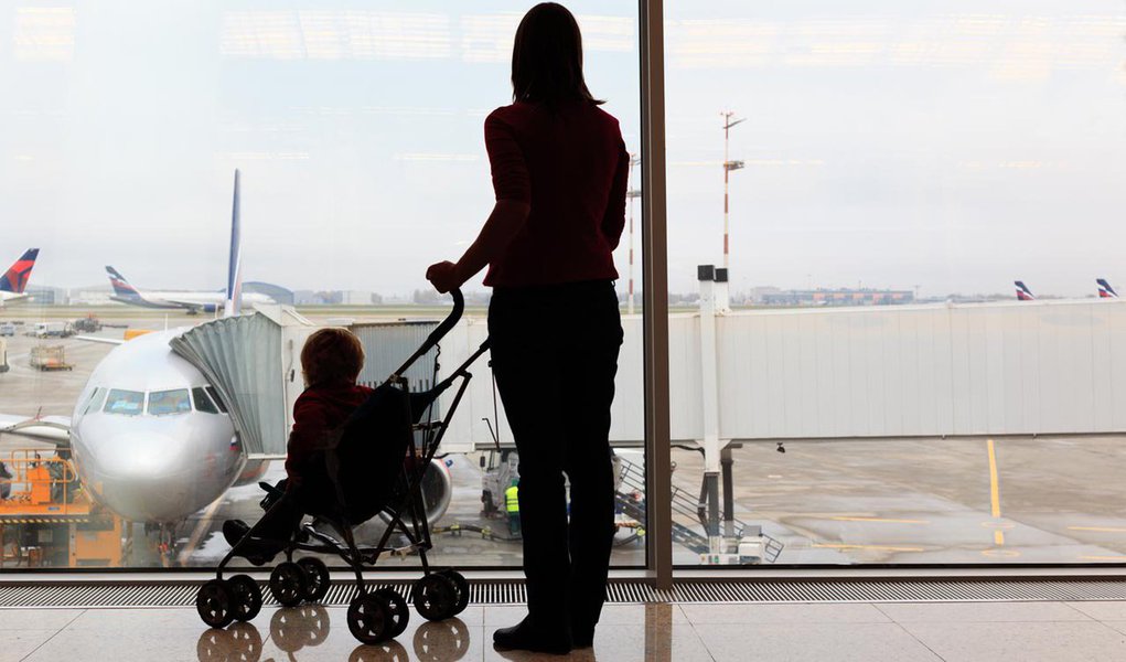 Duas brasileiras que viviam no exterior conseguiram na Justiça o direito de voltar ao país trazendo as filhas; por segurança, nomes são mantidos em sigilo; uma delas vive em Londres, a outra em Atenas; ambas foram assistidas pela Defensoria Pública da União no Distrito Federal