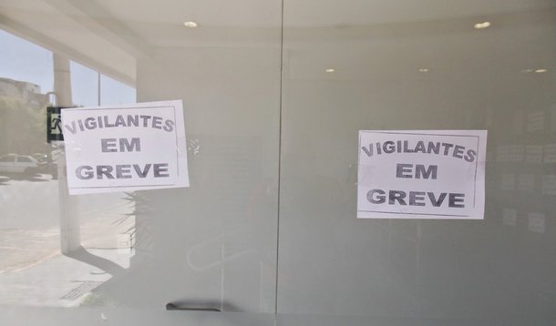 Vigilantes do Distrito Federal iniciaram uma greve por tempo indeterminado; a estimativa da categoria é que aproximadamente 70% dos 24 mil trabalhadores aderiram ao movimento; diversas agências bancárias permanecem fechadas, porque, de acordo com a lei, bancos não podem oferecer atendimento sem a presença de um vigilante; a categoria exige aumento salarial de 7%, retirada de uma cláusula do acordo coletivo que garante estabilidade ao trabalhador afastado e criação de um novo piso
 