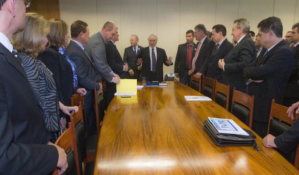 O vice-presidente Michel Temer disse nesta terça (4) que "não há bomba fiscal" em tramitação no Congresso; sobre propostas que implicam aumento de gastos públicos, ele informou que a pauta de agora é a que remanesceu do período pré-recesso; "Essas coisas serão cuidadas com muita tranquilidade”, afirmou; ele defendeu ainda o diálogo com o Congresso para desarmar uma agenda de votações de propostas que possam causar impacto nas contas públicas; segundo ele, os presidentes de partidos e líderes da base aliada que jantaram ontem com a presidente Dilma Rousseff assumiram compromisso com a estabilidade fiscal