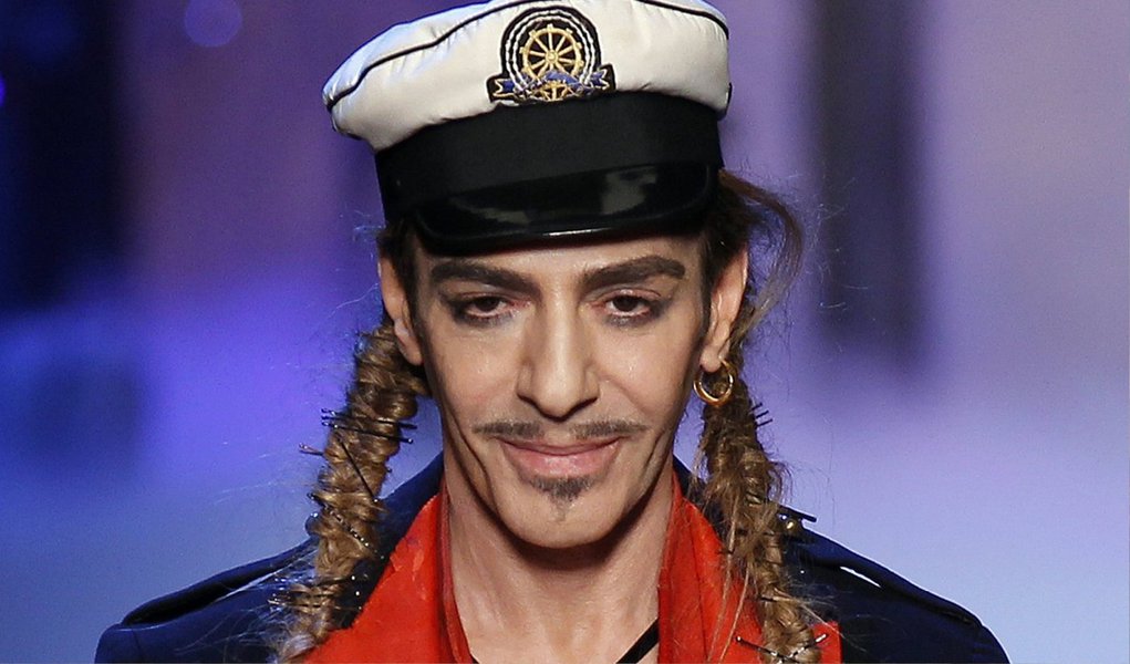 Galliano, amplamente louvado como um dos estilistas mais talentosos de sua geração, caiu em desgraça em 2011, quando um vídeo que o mostrava bêbado em um bar de Paris afirmando "eu amo Hitler" e dizendo a um casal que seus ancestrais deveriam ter morrido em câmaras de gás, se tornou viral na Internet