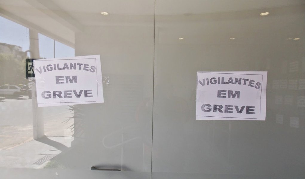 Vigilantes do Distrito Federal iniciaram uma greve por tempo indeterminado; a estimativa da categoria é que aproximadamente 70% dos 24 mil trabalhadores aderiram ao movimento; diversas agências bancárias permanecem fechadas, porque, de acordo com a lei, bancos não podem oferecer atendimento sem a presença de um vigilante; a categoria exige aumento salarial de 7%, retirada de uma cláusula do acordo coletivo que garante estabilidade ao trabalhador afastado e criação de um novo piso
 