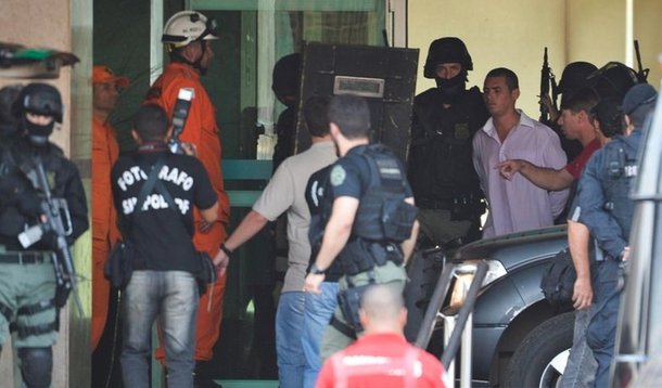 Jac Souza dos Santos que, na última segunda-feira 29, manteve, por quase oito horas, um homem refém portando armamentos falsos, teve a prisão preventiva decretada pelo Tribunal de Justiça do Distrito Federal e Territórios; ele responde pelo crime de cárcere privado além de ter causado à vítima grande sofrimento psicológico; se condenado pode cumprir pena que varia de dois a oito anos de reclusão