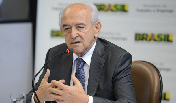 As empresas interessadas em aderir ao Programa de Proteção ao Emprego (PPE) poderão fazê-lo a partir do dia 22 deste mês, informou o ministro do Trabalho, Manoel Dias; Dias e representantes de outros ministérios participaram nesta terça (14) da instalação do comitê interministerial que vai avaliar e estabelecer regras para o programa; criado por medida provisória no último dia 6, o PPE permite a redução temporária da jornada de trabalho, com diminuição em até 30% do salário