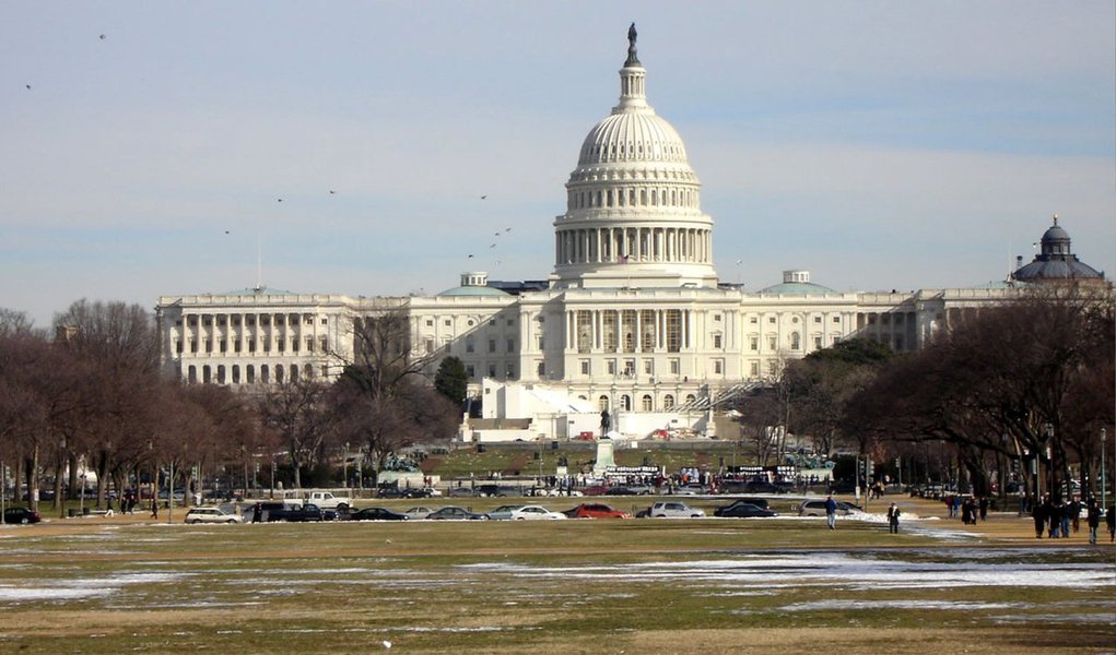 Autoridades não encontraram nada perigoso em dois edifícios do Senado norte-americano, depois de investigar relatos de pacotes suspeitos e uma ameaça de bomba por telefone, informou a polícia, policiais efetuaram buscas em uma sala no edifício Dirksen e no pátio do prédio Russell, ambos perto do Capitólio dos EUA, e não encontraram nada problemático; esvaziamento do edifício Dirksen interrompeu uma audiência no Senado sobre o órgão responsável pela segurança nos aeroportos