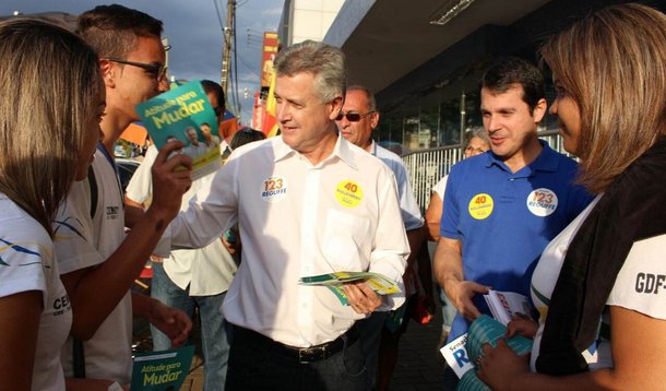 A partir dos resultados destas eleições, a bancada do Distrito Federal no Senado se renovará em 2015. Das três cadeiras, duas terão novos ocupantes; sai Rollemberg, para assumir o governo do DF, e entra Hélio "Gambiarra" (PSD); sai Gim Argello (PTB), derrotado nas urnas, e assume Reguffe (PDT); somente o senador Cristovam Buarque, que tem mandato até 2018, permanece na Casa; todas as unidades da federação têm direito a três vagas