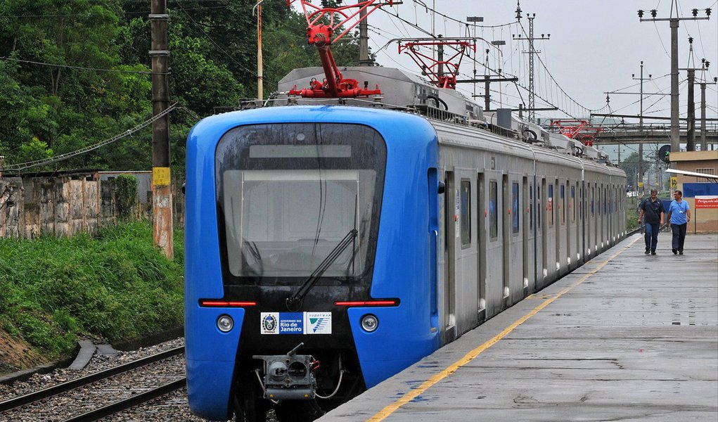 Pela segunda vez nos últimos dias, o Procon do Rio autuou nesta segunda (12) a SuperVia por problemas em dois trens dos ramais de Santa Cruz e Saracuruna, zona oeste da capital; uma composição do ramal parou por causa de pane no equipamento de conexão com a rede aérea, o que acabou forçando os passageiros a caminhar sobre os trilhos até a estação de Inhoaíba; já no ramal de Saracuruna, um trem ficou sem luz e apresentou problemas nas portas, atrasando a viagem em 30 minutos