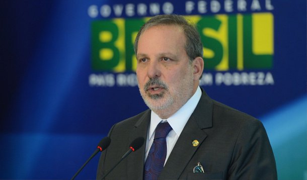 O ministro do Desenvolvimento, Indústria e Comércio Exterior, Armando Monteiro, disse nesta segunda (2) que o país está vivendo um momento de ajuste fiscal severo, mas necessário para a retomada do crescimento e do desenvolvimento; ele lembrou que o volume de desonerações concedidos ao setor empresarial cresceu de forma substancial nos últimos dois anos e “não há como promover o ajuste sem reduzir o custo fiscal dessas medidas”; para ele, o objetivo da política econômica não é fazer ajuste fiscal em caráter permanente