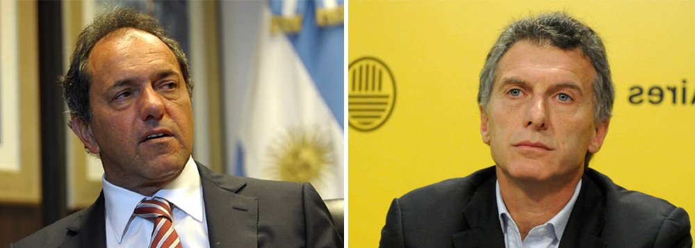 Os dois favoritos a vencer a eleição presidencial da Argentina, em outubro, têm praticamente o mesmo nível de apoio, segundo pesquisa publicada neste domingo, com o candidato de oposição pró-negócios ganhando terreno contra o provável candidato de situação dos peronistas; Daniel Scioli (à esquerda), governador peronista da poderosa província de Buenos Aires, tem vantagem às vésperas das primárias de agosto, com 33,3% das intenções de voto; Mauricio Macri, prefeito de Buenos Aires e líder do partido conservador PRO, está com 32,2%