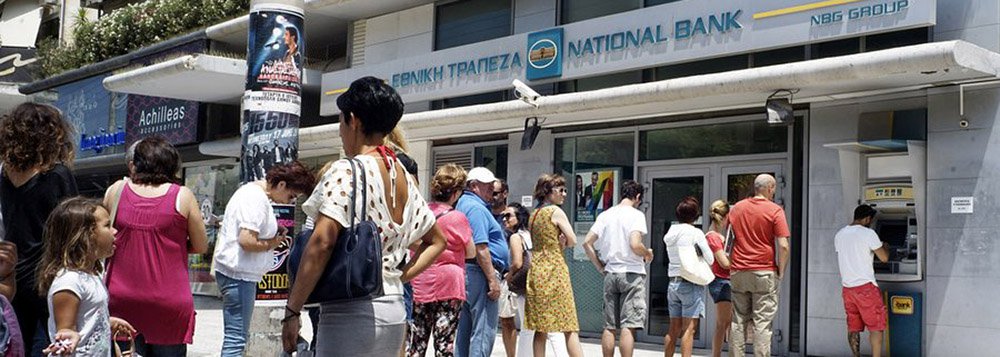 Na véspera do referendo na Grécia, em que a população do país vai decidir se aceita as medidas de austeridade sugeridas pelo FMI, pela Comissão Europeia e pelo Banco Central Europeu, o professor da Escola Brasileira de Administração Pública e de Empresas da Fundação Getulio Vargas Istvan Kasznar disse que a condução das autoridades gregas em favor da rejeição da proposta "é assustadora"; segundo ele, a possibilidade da rejeição das medidas "pode significar o isolamento muito radical do país" em relação não só à Europa, mas a toda a comunidade internacional
 