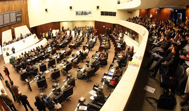 Os deputados estaduais aprovaram em primeira discussão, o projeto de lei que retira do Regimento Interno da Assembleia Legislativa do Paraná a Comissão Geral, conhecida como "tratoraço", um mecanismo que permite a análise de propostas em um único dia sem o debate prévio nas comissões específicas; o projeto ainda precisa passar por mais duas votação na Casa para ser aprovado em definitivo