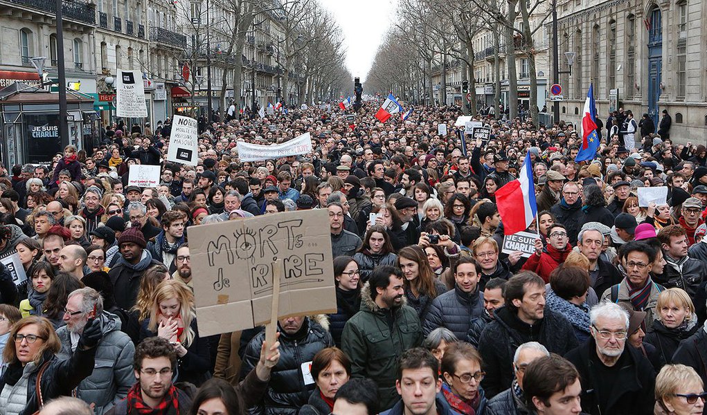 Paris se tornou a capital do mundo; sob o comando de François Hollande, cerca de 50 líderes mundiais e mais de 3,7 milhões de pessoas saíram às ruas na França por ‘Charlie’ e pelos valores da República; mas dentro de casa, governo não tem voz contra uma sociedade cada vez mais individualista e ‘islamofóbica’; por Roberta Namour, correspondente do 247 em Paris 