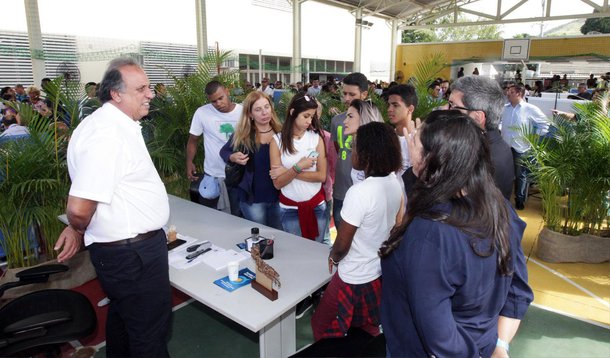 O governador Luiz Fernando Pezão propôs, nesta quinta (21), que sejam discutidas no país mudanças na legislação para punição de menores que cometem crimes hediondos e que a polícia trabalhe com leis mais duras no combate à criminalidade; “A polícia está fazendo o seu trabalho. Batemos recorde de apreensões de menores em abril. É isso o que estou colocando para debate no Congresso Nacional, a casa que faz as leis. Não vou me eximir da minha responsabilidade, nunca. Não transfiro responsabilidades. Mas quero que seja feita uma discussão no Congresso Nacional”, afirmou