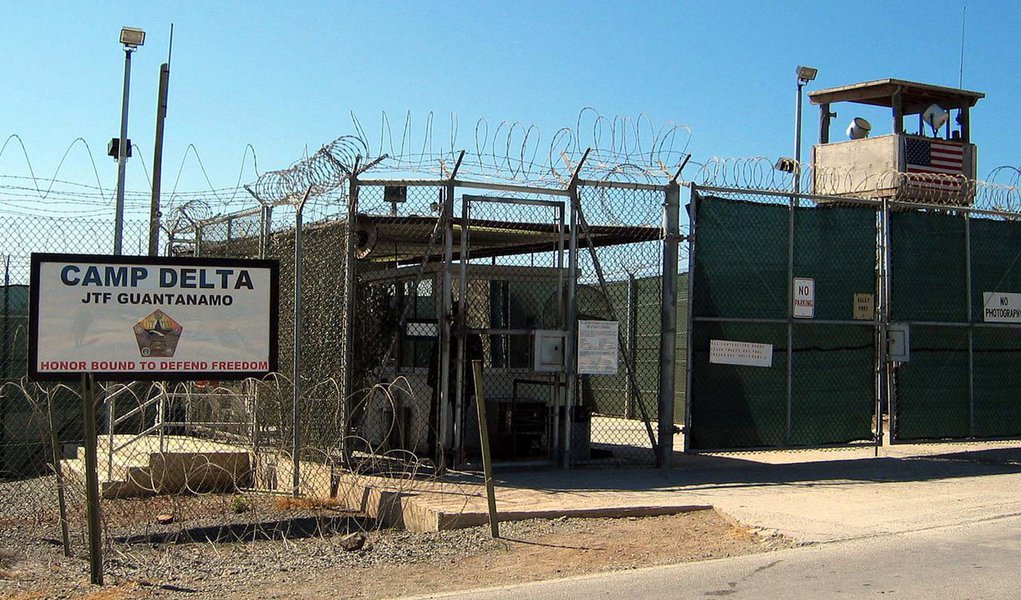 Anúncio sobre o estudo para transferir os presos ocorre poucos dias depois de o vice-presidente, John Kerry, ter visitado Havana; a devolução do território de Guantánamo aos cubanos, é um dos pontos reivindicados pela ilha para o total restabelecimento das relações diplomáticas, recém reatadas, após meio século de afastamento