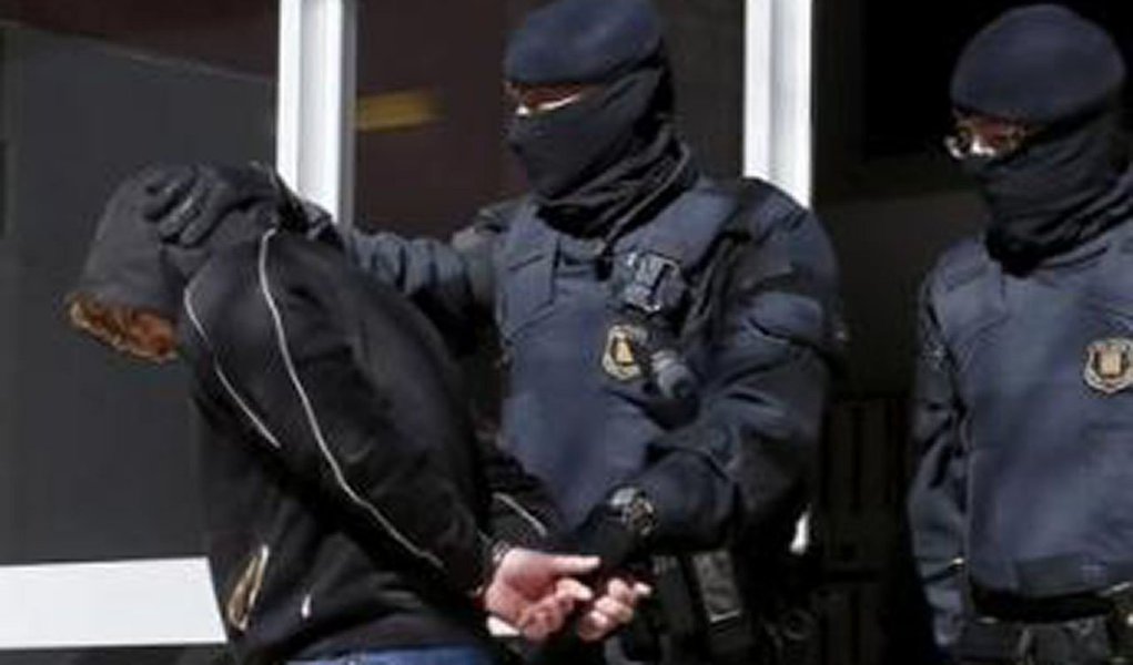 A Espanha prendeu 11 pessoas na região da Catalunha, nordeste da Espanha, nesta quarta-feira como parte de uma operação contra militantes islâmicos, informou a polícia; "Os presos são acusados, entre outros crimes, de pertencer a uma organização terrorista", disse uma porta-voz da polícia catalã