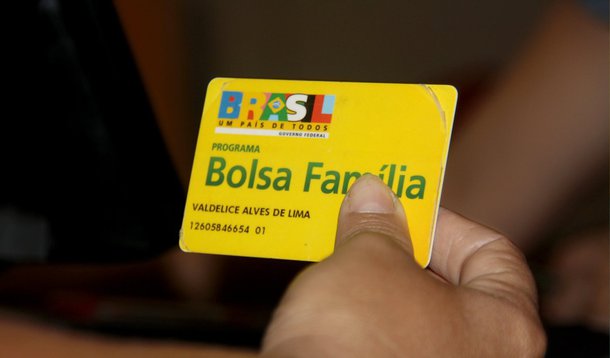 Mais de 56 mil famílias cadastradas no programa Bolsa Família podem ter o benefício bloqueado no Rio, se não atualizarem seus dados cadastrais até 12 de dezembro; o benefício será bloqueado e, após 60 dias, cancelado; os beneficiários que receberam avisos no extrato de pagamento do programa, sobre a necessidade de atualizarem os dados, devem procurar a gestão do Bolsa Família do município; até outubro, 57,9% dos cerca de 97 mil beneficiários com cadastros desatualizados no estado do Rio ainda não tinham feito a revisão cadastral
