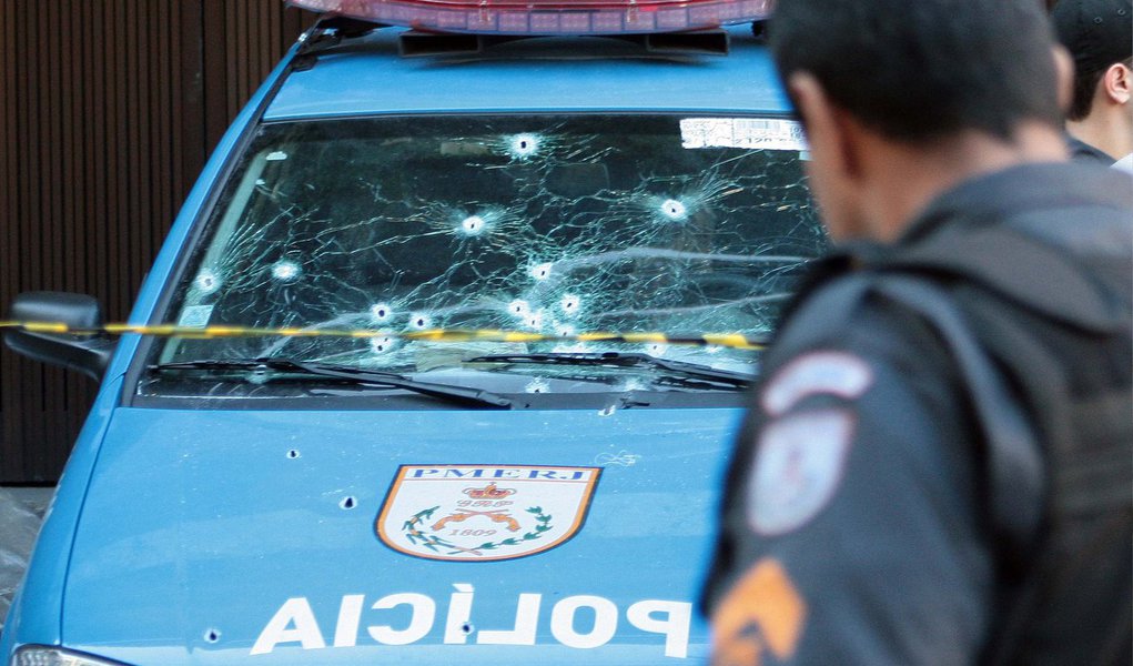 Mais um policial militar foi baleado no município do Rio; é o sexto PM alvejado por bandidos em menos de 24 horas na capital fluminense; outros cinco PMs já haviam sido baleados, um deles morreu; de acordo com o 3°BPM (Méier), o PM foi baleado em uma tentativa de assalto, no bairro do Cachambi, na Zona Norte do Rio; o agente foi socorrido e encaminhado ao Hospital Central da corporação, no Estácio, também na Zona Norte, onde morreu o agente Anderson Senna Freire