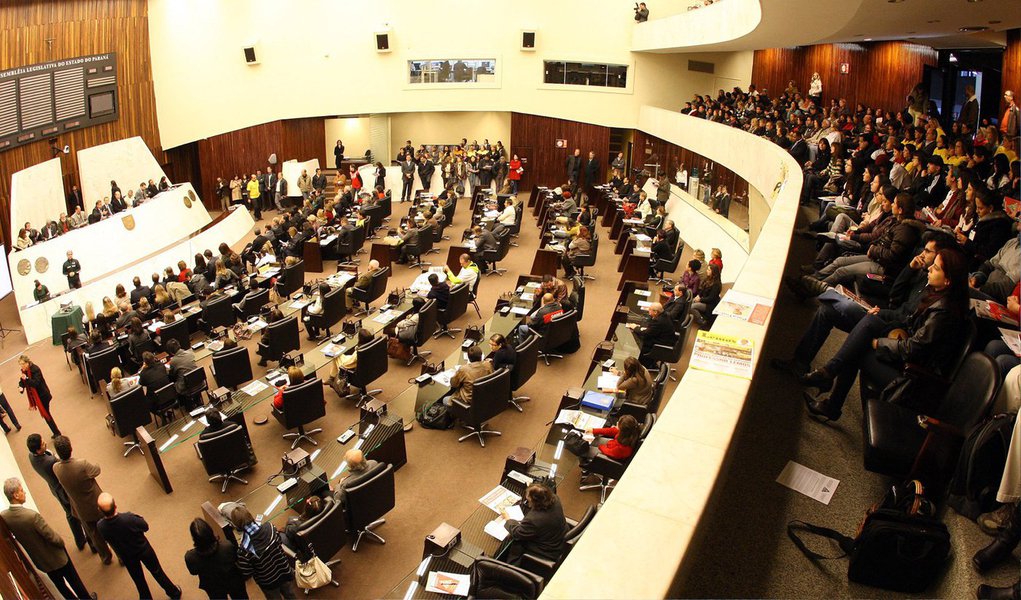 Os deputados estaduais aprovaram em primeira discussão, o projeto de lei que retira do Regimento Interno da Assembleia Legislativa do Paraná a Comissão Geral, conhecida como "tratoraço", um mecanismo que permite a análise de propostas em um único dia sem o debate prévio nas comissões específicas; o projeto ainda precisa passar por mais duas votação na Casa para ser aprovado em definitivo