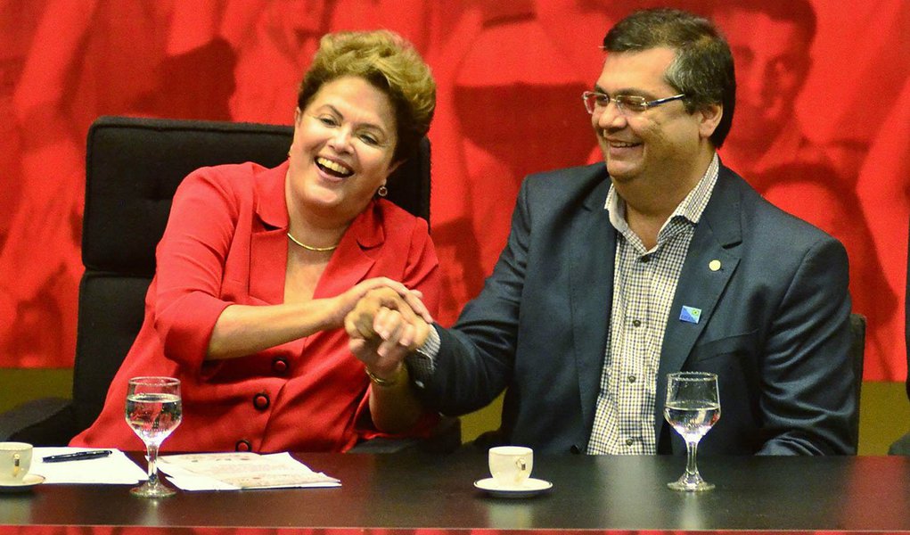 "Não é saudável que a polarização política chegue a este ponto. A Constituição tem regras e não cabe, neste momento, falar em impeachment porque não há espaço para a construção de tese jurídica de crime de responsabilidade", disse o governador do Maranhão, Flávio Dino; ele pretende organizar encontro com governadores do nordeste, em até 15 dias, em apoio a presidente Dilma Rousseff, contra o 'golpismo' da oposição
