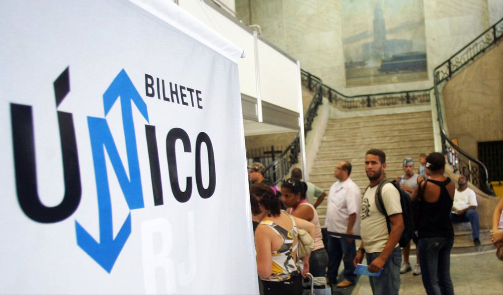 A Secretaria Estadual de Transportes anunciou medidas para combater fraudes no uso do Bilhete Único (BU), como a criação de uma Controladoria-geral Intermunicipal do Bilhete Único, implantação do sistema de biometria e a limitação de uma das duas viagens de integração do BU ao valor de até R$ 3,70; o governador Luiz Fernando Pezão encaminhará à Assembleia Legislativa do Rio (Alerj) nos próximos dias; a RioCard e as concessionárias que operam o sistema arcarão com os custos da biometria