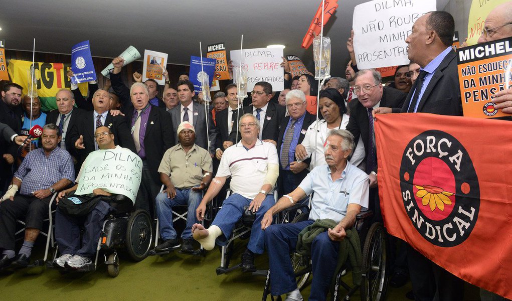 Deputado Paulinho da Força, ligado à Força Sindical, levou à Câmara dos Deputados idosos com curativos falsos, cadeiras de rodas e bolsas de soro para protestar contra a aprovação da MP 664, que restringe o acesso a benefícios previdenciários, entre eles o auxílio-doença; faixas diziam: "A Dilma quer roubar os aposentados do Brasil"; "Dilma, não roube minha aposentadoria" e "Dilma, a traidora dos aposentados"
 