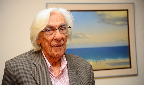 Por votação quase unânime, a Academia Brasileira de Letras (ABL) elegeu nesta quinta (9) o poeta Ferreira Gullar para a cadeira 37 da Casa, vazia desde 3 de julho, com a morte do poeta e tradutor Ivan Junqueira; Gullar recebeu 36 dos 37 possíveis e foi eleito em primeiro escrutínio; o maranhense Ferreira Gullar é o terceiro poeta a ocupar sucessivamente a cadeira 37