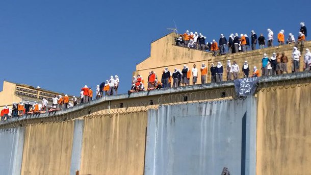 A rebelião na Casa de Custódia de Maringá, no noroeste do Paraná, terminou por volta das 12h30 de hoje após os dois últimos agentes penitenciários mantidos como reféns serem liberados, informou a Secretaria de Segurança Pública do estado; três detentos foram levados a um hospital da cidade com escoriações; os reféns fizeram exames e passam bem, conforme a secretaria; rebelião começou por volta das 15h de segunda-feira (29)