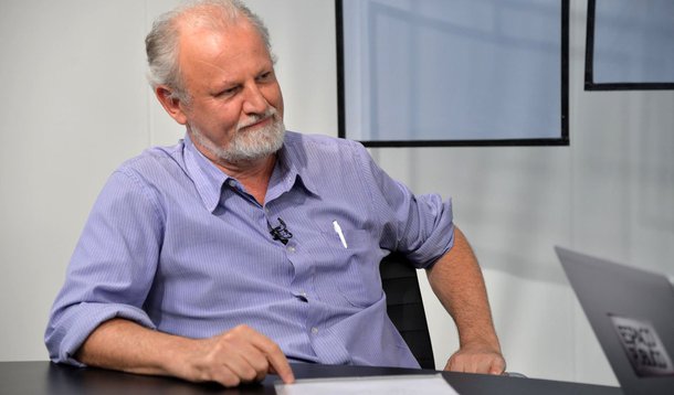 Líder do Movimento dos Trabalhadores Rurais Sem Terra (MST) avalia que "o governo está se comportando como refém do PMDB e não tem tido coragem de enfrentar pelo menos a crise política"; em entrevista, João Pedro Stédile defende que a presidente Dilma deve "repactuar a agenda com os movimentos sociais", que serão recebidos hoje no Planalto pela petista, e ressalta que não há condições políticas nem constitucionais para um golpe