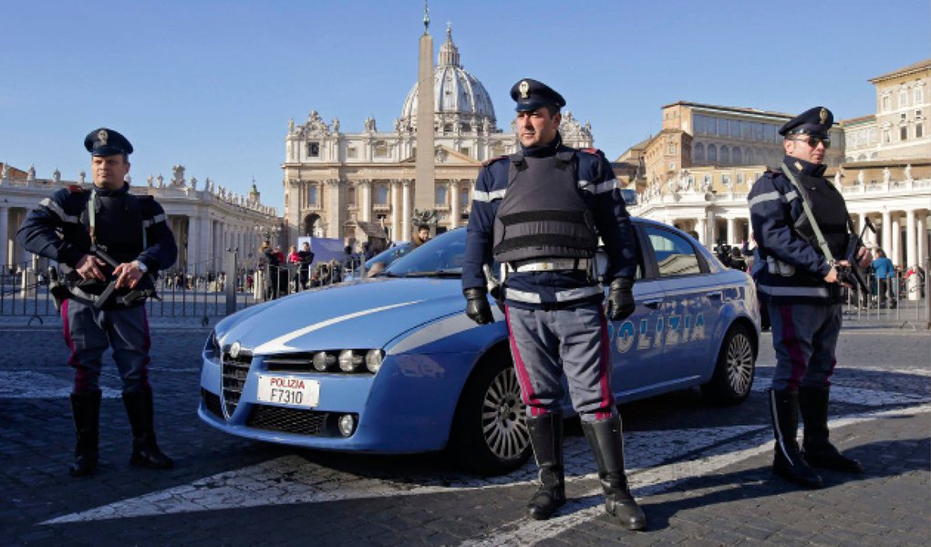 A polícia italiana ficou em alerta máximo contra qualquer tipo de ataque contra o Vaticano, após rumores de que o território seria supostamente o próximo alvo de um atentado terrorista; autoridades vaticanas negaram, porém, terem recebido alertas dos serviços de inteligência de Israel e dos EUA sobre qualquer risco