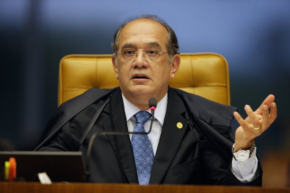 Ministro do Supremo Tribunal Federal (STF), Gilmar Mendes disse hoje (24) que o foro da reforma política deve ser o Congresso; segundo ele, a reforma é urgente, mas não pode ser feita no STF; acrescentou que a Corte é chamada a opinar sobre diversos aspectos das regras eleitorais, como o financiamento de campanhas, mas as mudanças devem ser promovidas pelo Legislativo; em audiência no Senado, ele disse que o processo democrático é muito complexo; "Muitas vezes, nós, do próprio Judiciário, nos animamos a participar do processo de construção e nem sempre – vamos assumir isso – somos felizes nas intervenções"