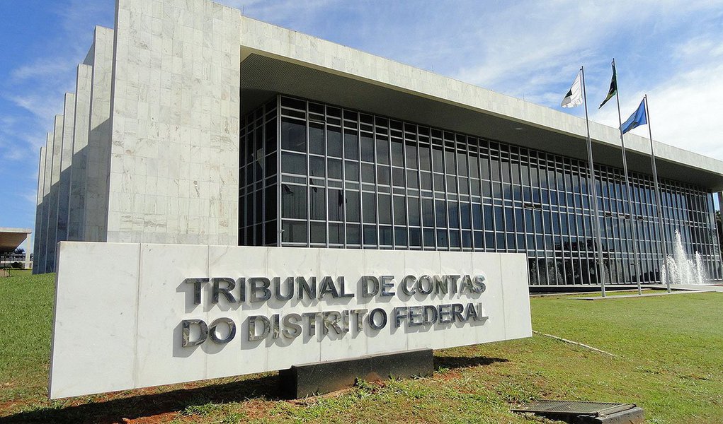 Justiça e a Polícia Civil do Distrito Federal apuram irregularidades em contratos de eventos culturais no valor de R$ 32 milhões firmados pelo governo entre 2011 e 2013, quando foram gastos R$ 221,6 milhões; auditoria da Controladoria Geral do DF apontou indícios de fraudes no valor de cachês de ao menos dez empresas contratadas pela pasta da Cultura e discrepâncias no preço cobrado por artistas para o governo e para o mercado privado, entre outras irregularidades; há casos em que a diferença nos cachês chegou a mais de 100%
