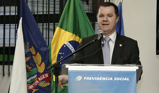 "A expetativa de sobrevida está batendo 84 anos, e a sociedade brasileira ainda tem como premissa que deve se aposentar aos 50. A média de aposentadoria hoje é 54 anos. Tem um equívoco aí. Por falta de informação, as pessoas acabam tomando medidas que são prejudiciais a elas próprias", disse o ministro da Previdência Social, Carlos Eduardo Gabas; ele defendeu que o brasileiro poupe mais e para se precaver mais para o futuro