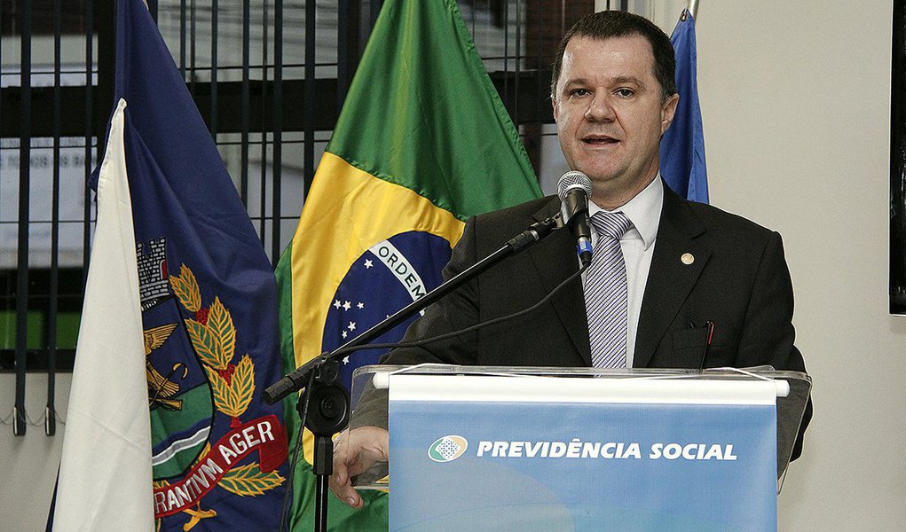 "A expetativa de sobrevida está batendo 84 anos, e a sociedade brasileira ainda tem como premissa que deve se aposentar aos 50. A média de aposentadoria hoje é 54 anos. Tem um equívoco aí. Por falta de informação, as pessoas acabam tomando medidas que são prejudiciais a elas próprias", disse o ministro da Previdência Social, Carlos Eduardo Gabas; ele defendeu que o brasileiro poupe mais e para se precaver mais para o futuro