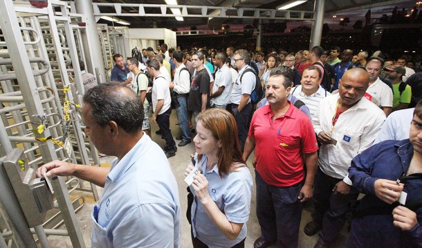 Motivo é a baixa demanda e estoques elevados, segundo sindicatos de trabalhadores; cerca de 4,5 mil funcionários da unidade de Gravataí estão parados; "Está tudo parado desde o começo do mês. Estamos preocupados com possíveis demissões", disse o líder do sindicato dos metalúrgicos de São Caetano do Sul, Aparecido da Silva; segundo ele, cerca de 1,4 mil empregados da unidade foram desligados, incluindo os de programa de demissão voluntária