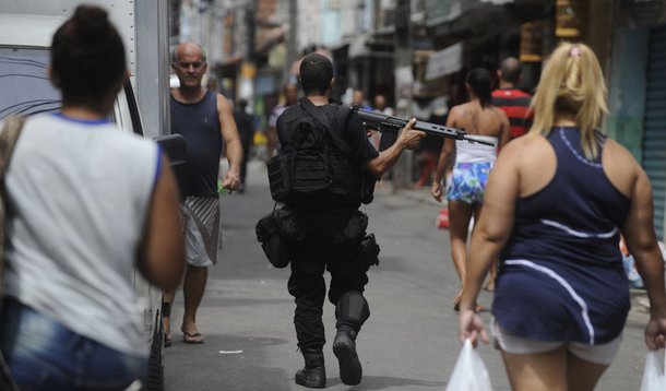 A Secretaria de Segurança Pública do Estado do Rio informou que as equipes das polícias Civil e Militar atuam em oito comunidades da zona norte, localizadas nos bairros de Costa Barros, da Pavuna, de Ricardo de Albuquerque, Barros Filho e Guadalupe; o objetivo é efetuar mapeamento da região e levantamento de informações; a ação conta com 262 policiais militares, além de 80 policiais civis; os dados serão usados em futuras operações
 