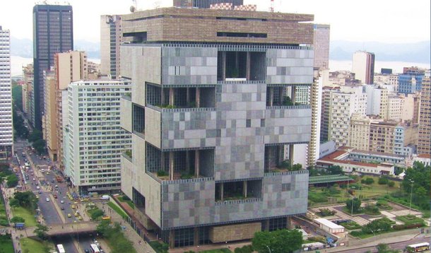 Avaliação é da Fitch Ratings; "A mudança de gestão tem o potencial para fazer avançar o processo de restauração da credibilidade com as práticas contábeis da empresa", disse a agência de classificação de risco em nota nesta quarta (4); a nomeação de representantes sem vínculos anteriores com a empresa e com o governo brasileiro poderia facilitar a publicação das demonstrações financeiras, avaliou