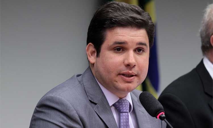 Está fazendo pelo PMDB o que o ex-senador Efraim Morais fez pelo DEM na CPI dos Bingos, que acertou em cheio o PT e livrou todos os demais partidos e personagens